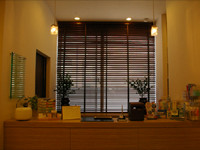 柔らかな光が照らす受付