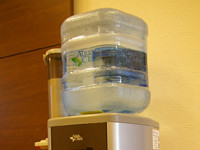 待合室に飲料水をご用意しておりますのでご利用ください。