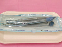 診療用機材は患者様毎に滅菌済みのパックを使用します。