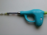 電動注射器。よりゆっくりと注射することで、痛みを抑えた治療が可能です。