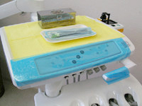 診療用機材はシートをはり、その都度交換しております。